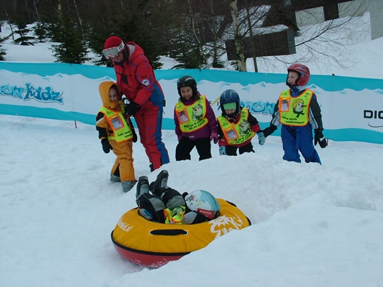 Děti si mohou zařádit i na nafukovacích duších při tzv. snowtubbingu | © FIS SnowKidz Park Špindlerův Mlýn